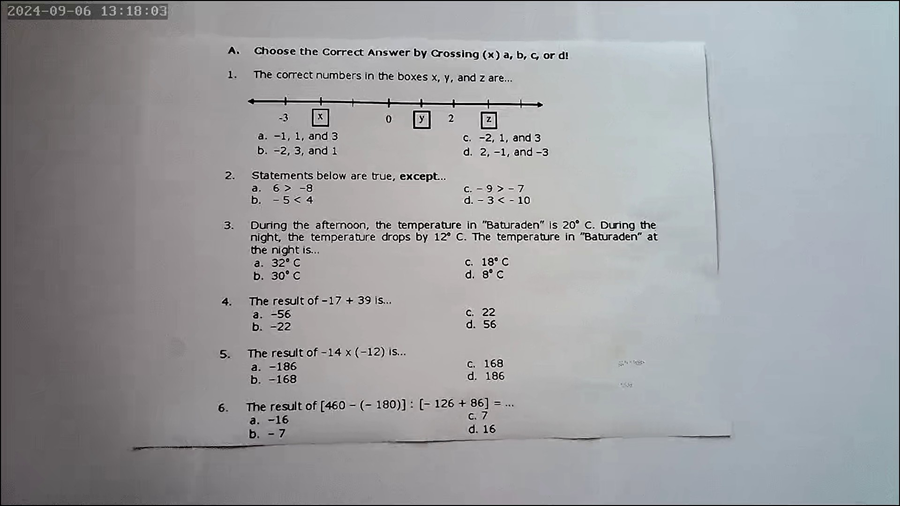 Záběr ze 4G LTE knoflíkové kamery na text ve vzdálenosti 60cm